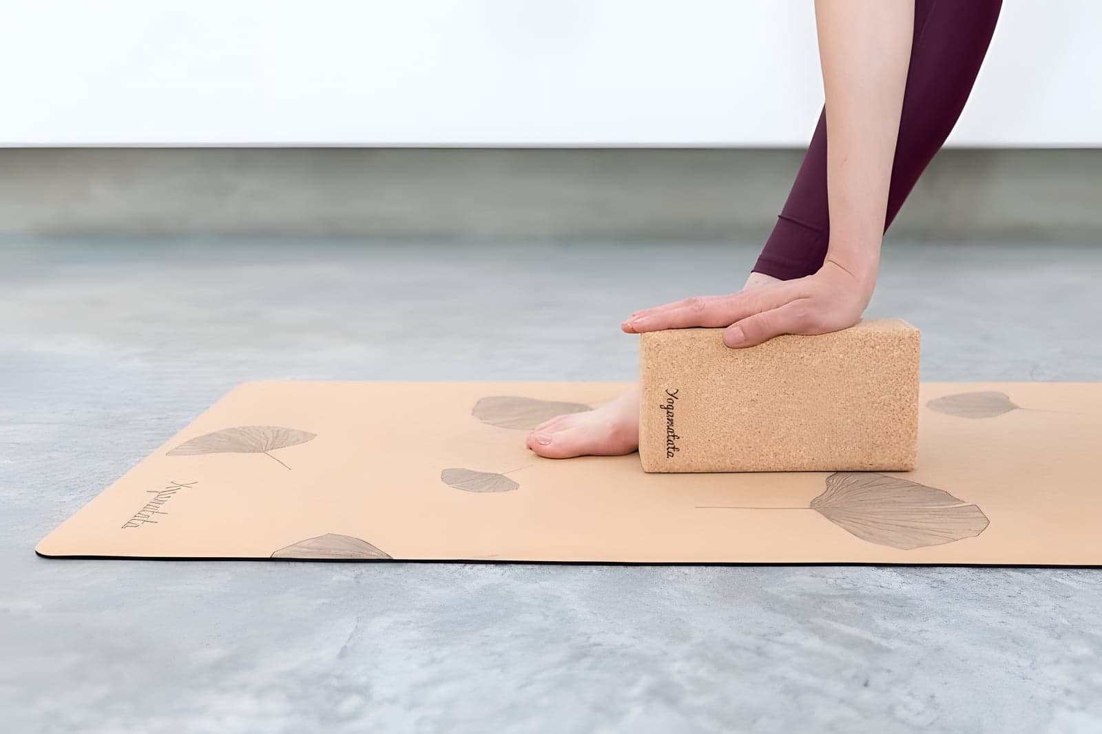 Comment choisir son tapis de yoga en fonction de son lieu de pratique ? A la maison, en cours, ou en voyage !