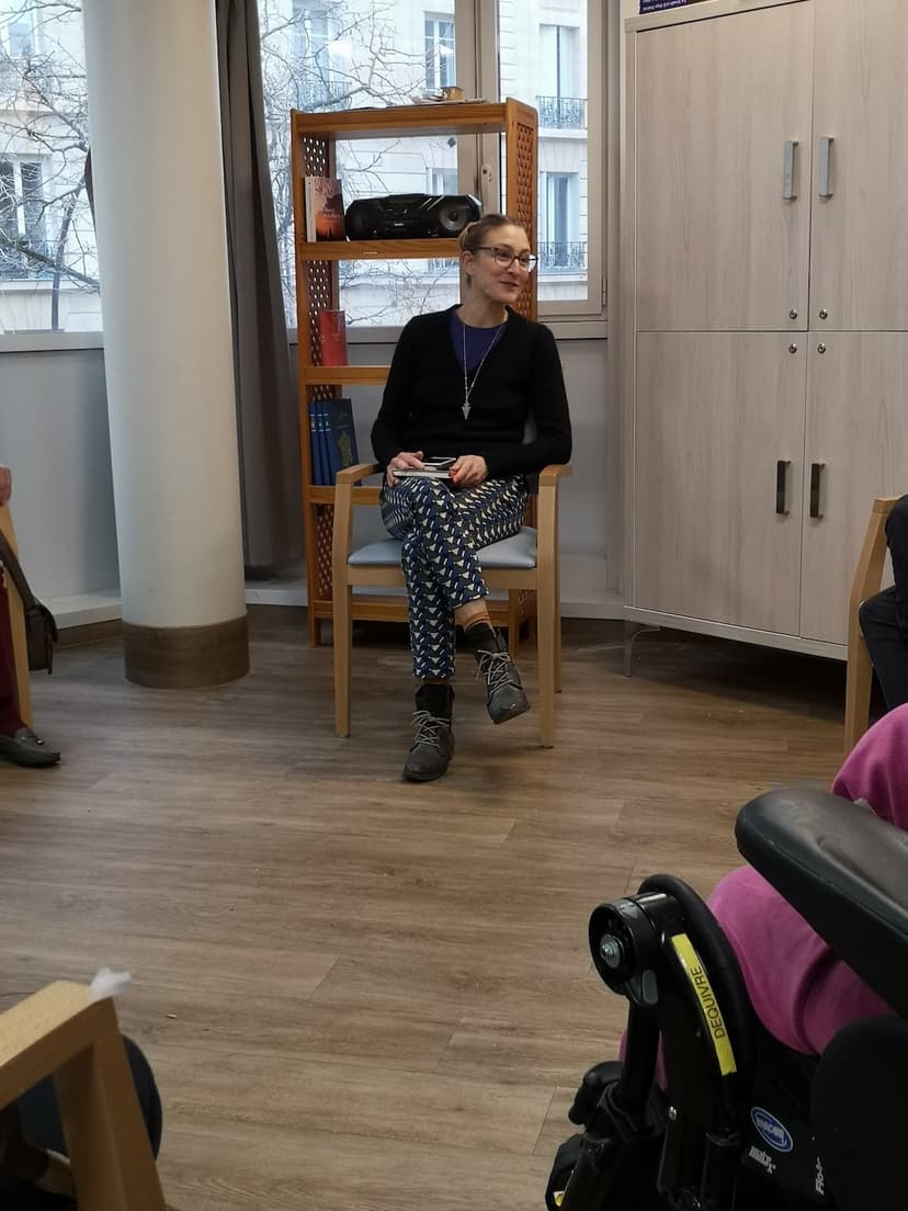 une intervenante en yoga sur chaise dans un Ephad