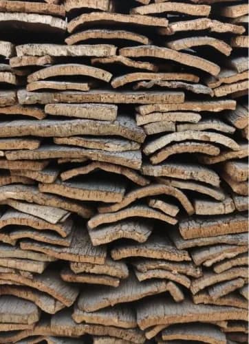 Des planches d'écorce de liège brut, empilées les unes sur les autres