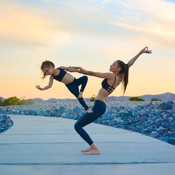 Qu’est-ce que l’acroyoga ? Histoire, pratique et bienfaits
