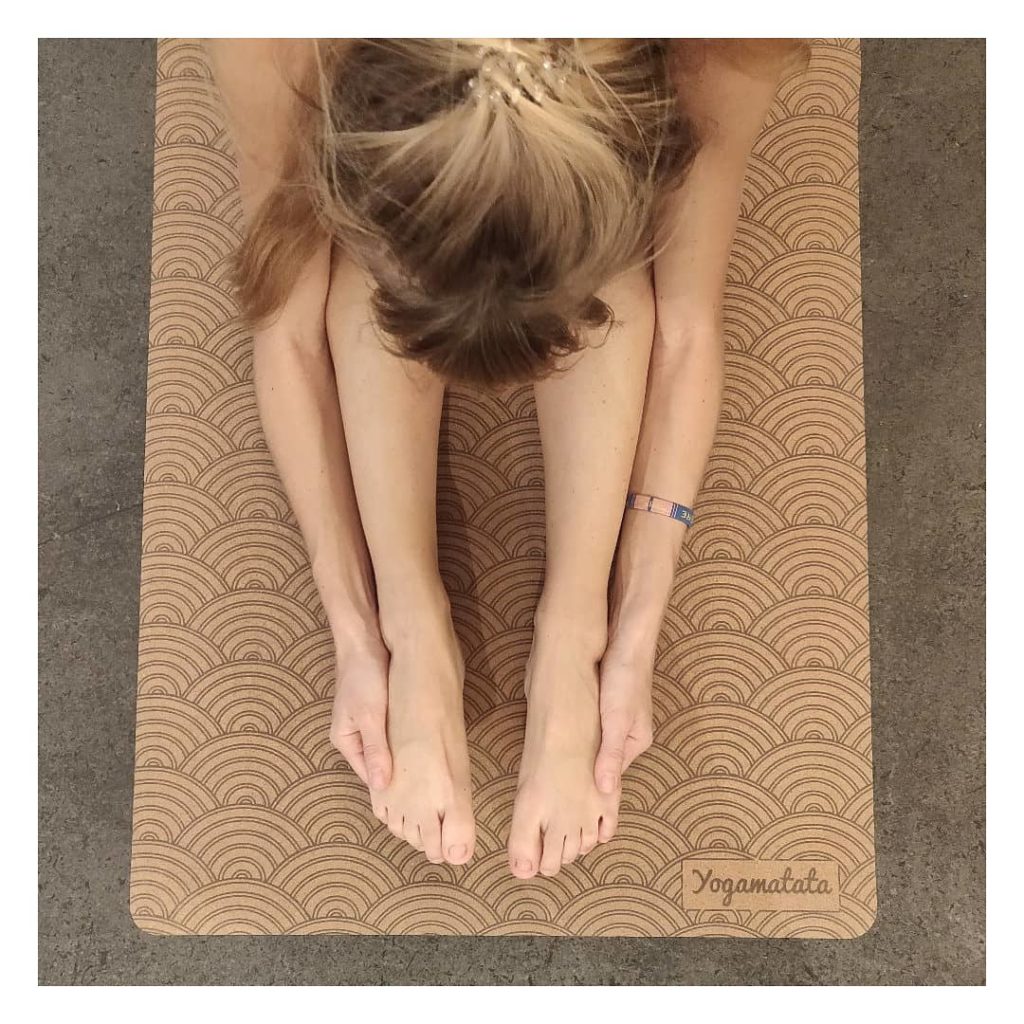 Comment bien débuter le yoga ? Voici un guide d'astuces et conseils pour les débutants en yoga ! Tapis de yoga yogamatata éco-reponsable en liège et caoutchouc naturel