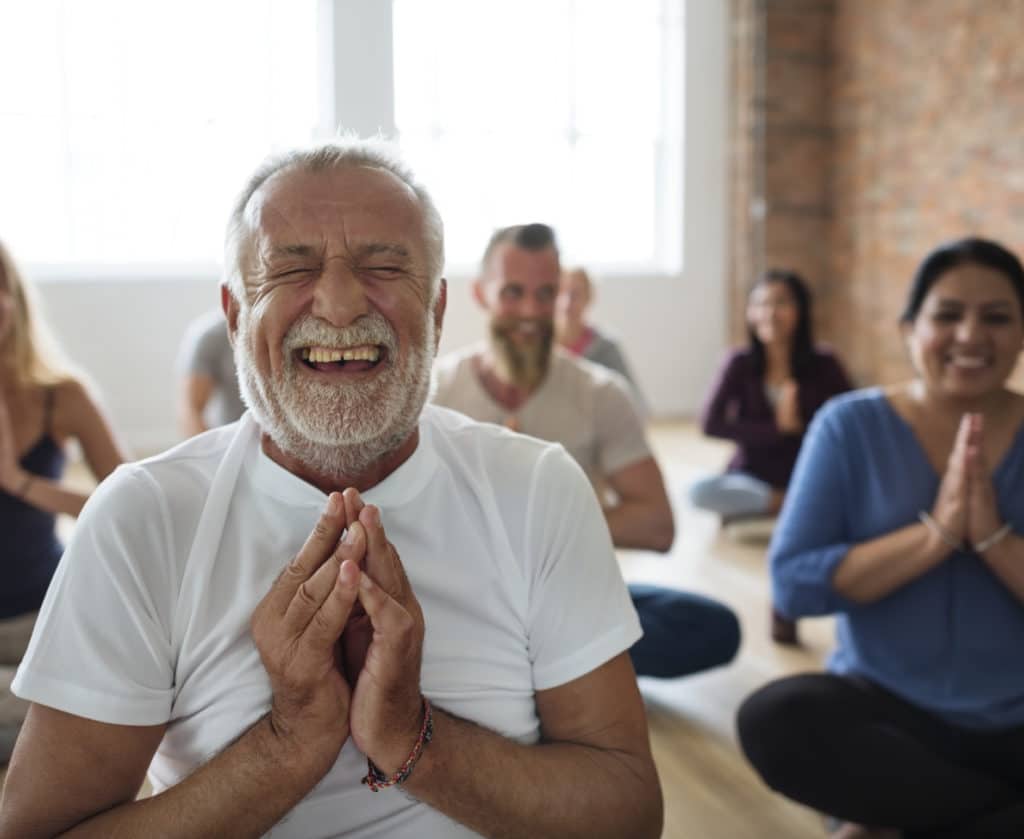 Les cours de yoga, c'est pour tout le monde. Bien entendu il y a des niveaux variés mais petits, grands, jeunes et moins jeunes, le yoga est ouvert à tous.