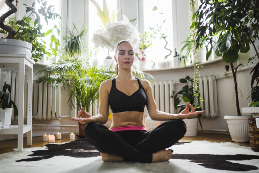 On peut aussi pratiquer le yoga à la maison, déroulez votre tapis chez vous et profitez des bienfaits du yoga