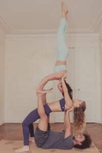 L'acroyoga, un style de yoga mêlant yoga, acrobatie et massage thaï ! On vous dit tout sur l'acro-yoga :) #yoga #acroyoga