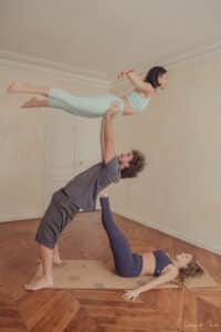 L'acroyoga, un style de yoga mêlant yoga, acrobatie et massage thaï ! On vous dit tout sur l'acro-yoga :) #yoga #acroyoga